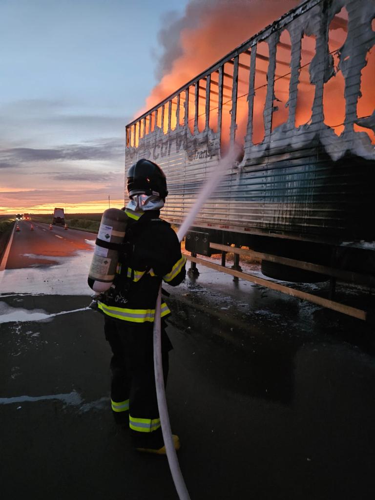 Incêndio em carreta interdita MT-325 durante a madrugada em Canarana