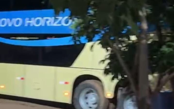 Ônibus desgovernado atravessa a BR-163 e atinge residência em Nova Santa Helena