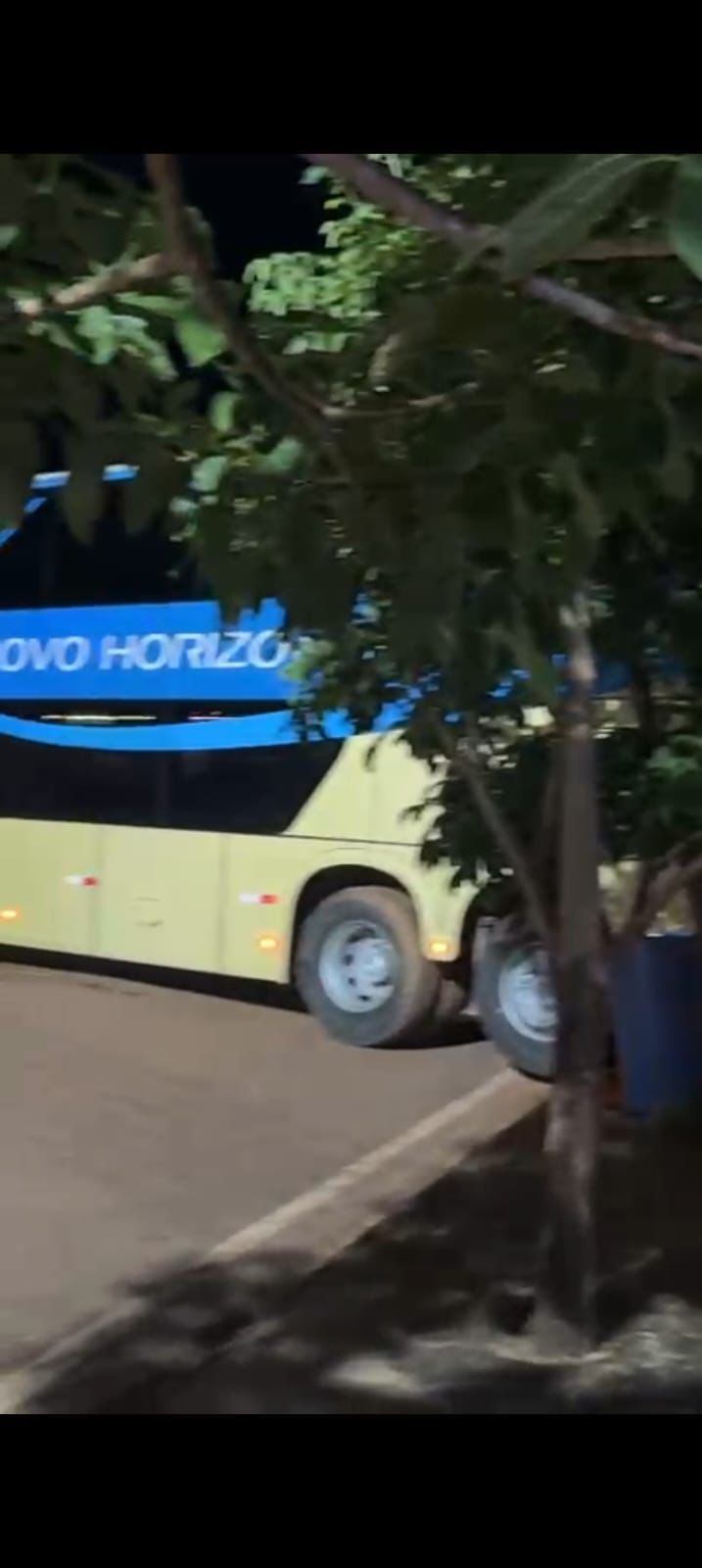 Ônibus desgovernado atravessa a BR-163 e atinge residência em Nova Santa Helena