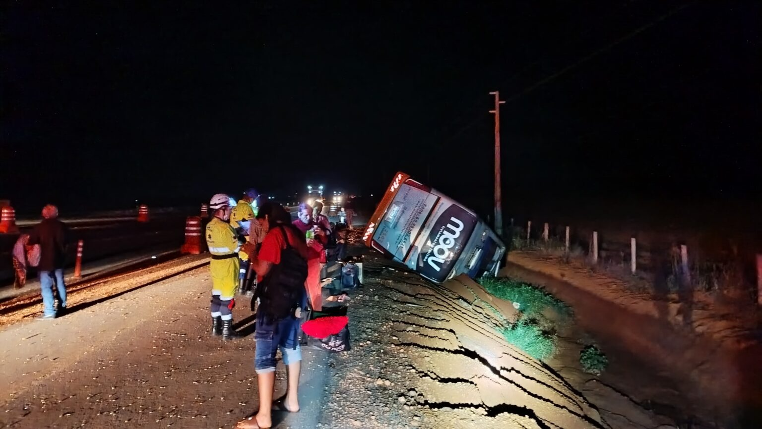 Ônibus com 26 passageiros tomba na BR-163, em Lucas do Rio Verde, e deixa feridos em estado grave