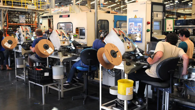 Emprego industrial cai pelo terceiro mês consecutivo