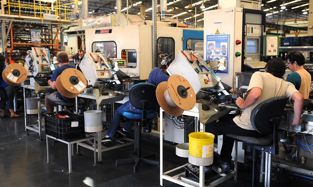 Emprego industrial cai pelo terceiro mês consecutivo