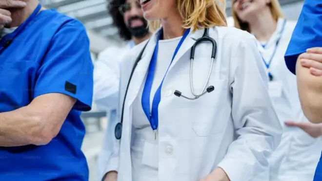 Exame nacional revela erros básicos em Medicina e reprova mais de 30% dos cursos no Brasil