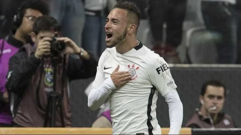 Indefinição e salário fazem Atlético bater Corinthians e acertar com Maycon