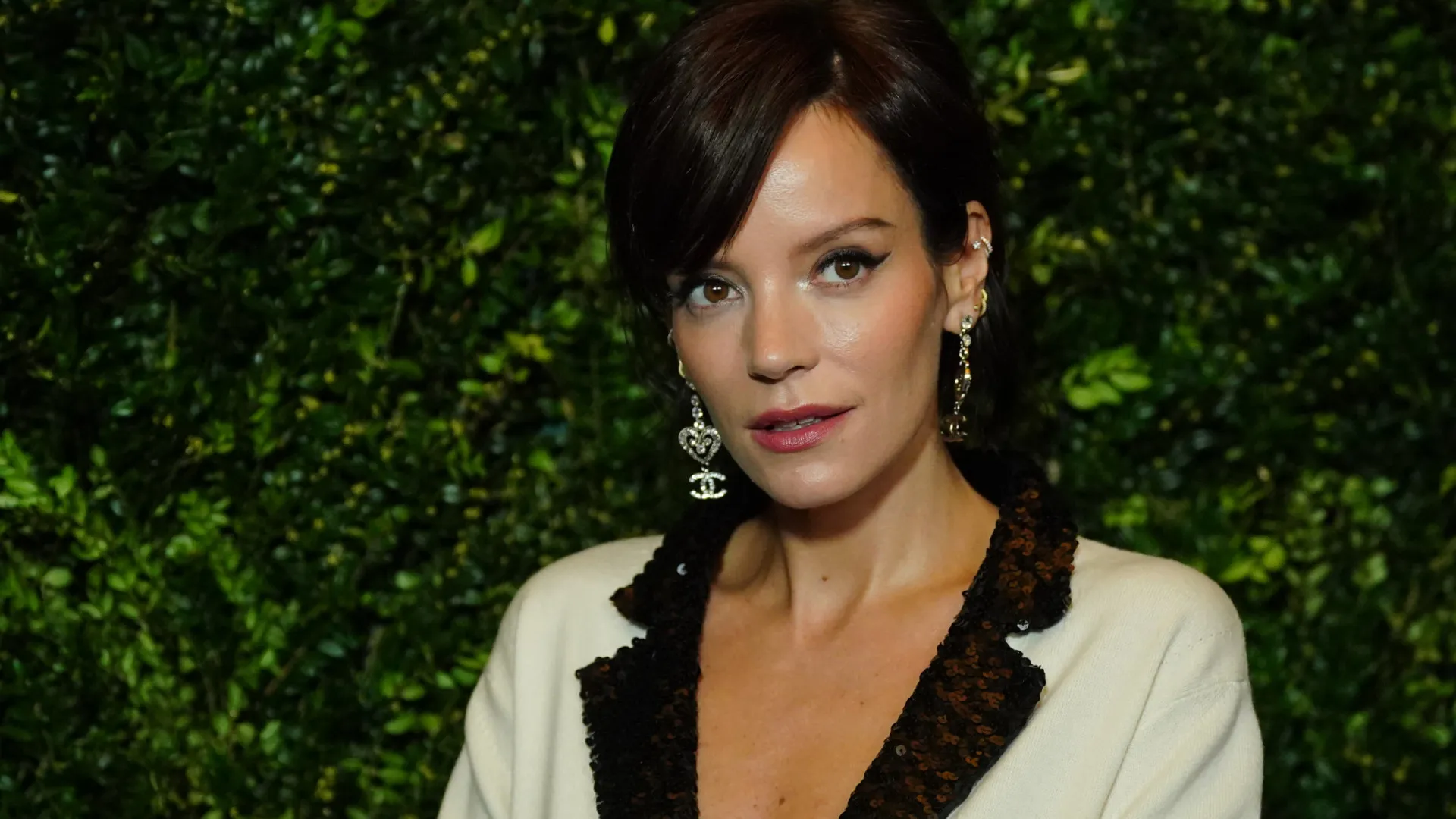 Lily Allen relata susto após colisão com caminhão