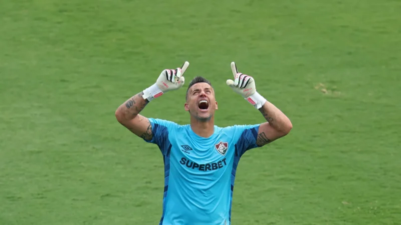Fluminense renova com Fábio até 2027, quando goleiro terá 47 anos