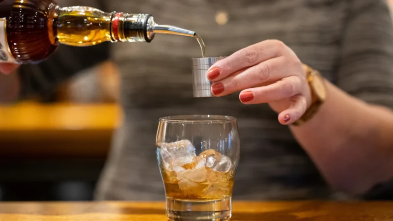 Cidade da Bahia proíbe bebidas após intoxicação por metanol