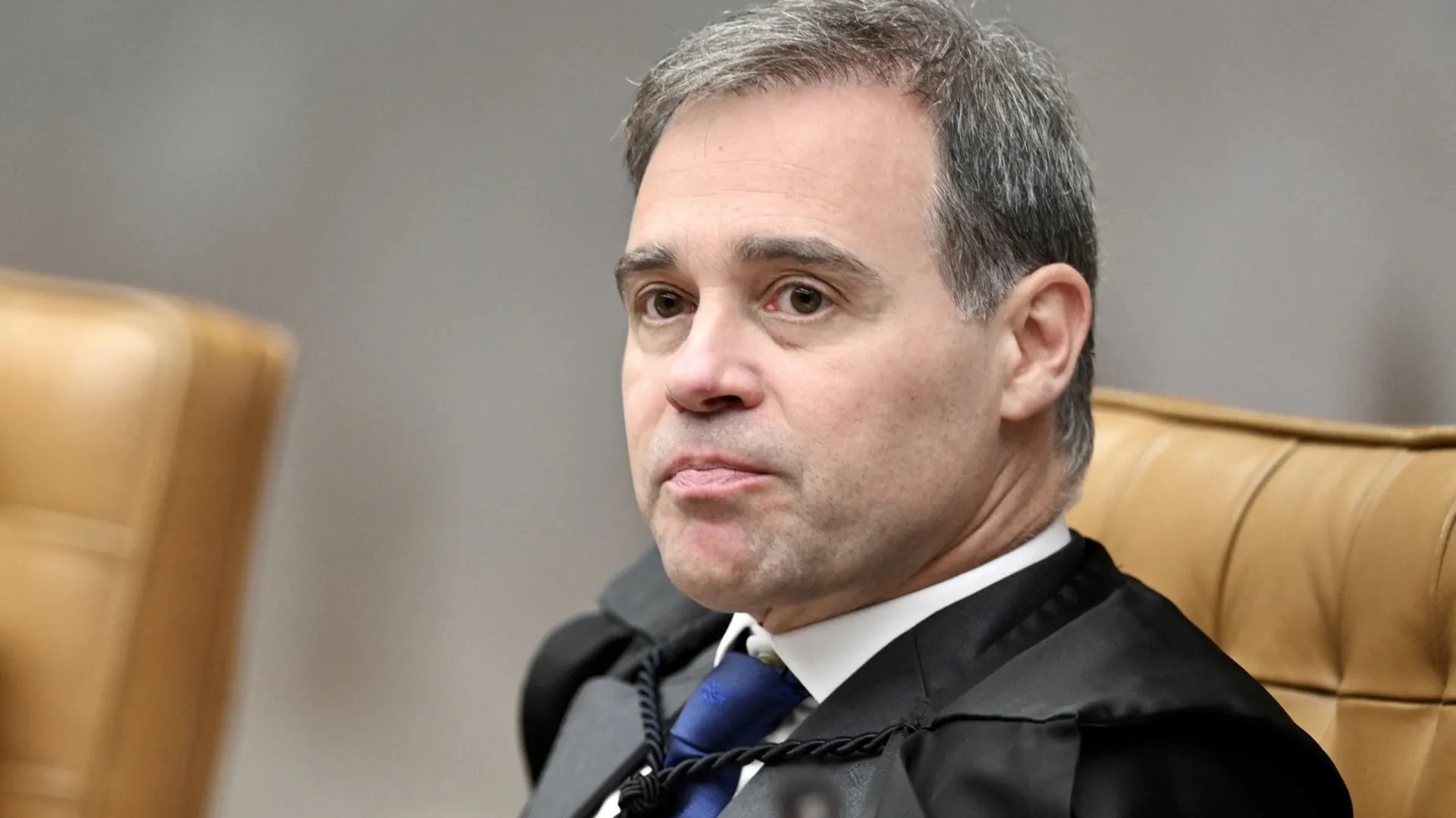 MEC ignora fila e libera pós-graduação para instituto de André Mendonça, do STF