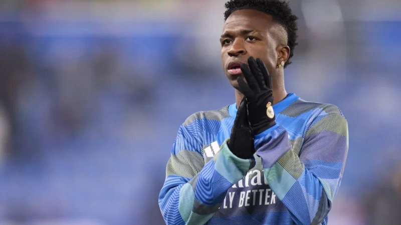 Vini Jr recebe apoio de Mbappé após ser vaiado pela torcida do Real