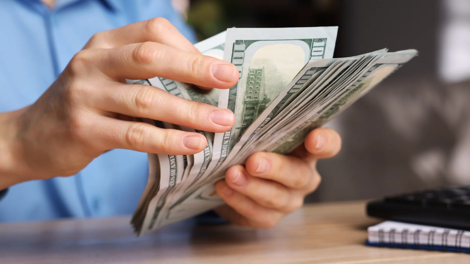 Dólar abre em ligeira alta de 0,19%, cotado a R$ 5,4157, em linha com exterior