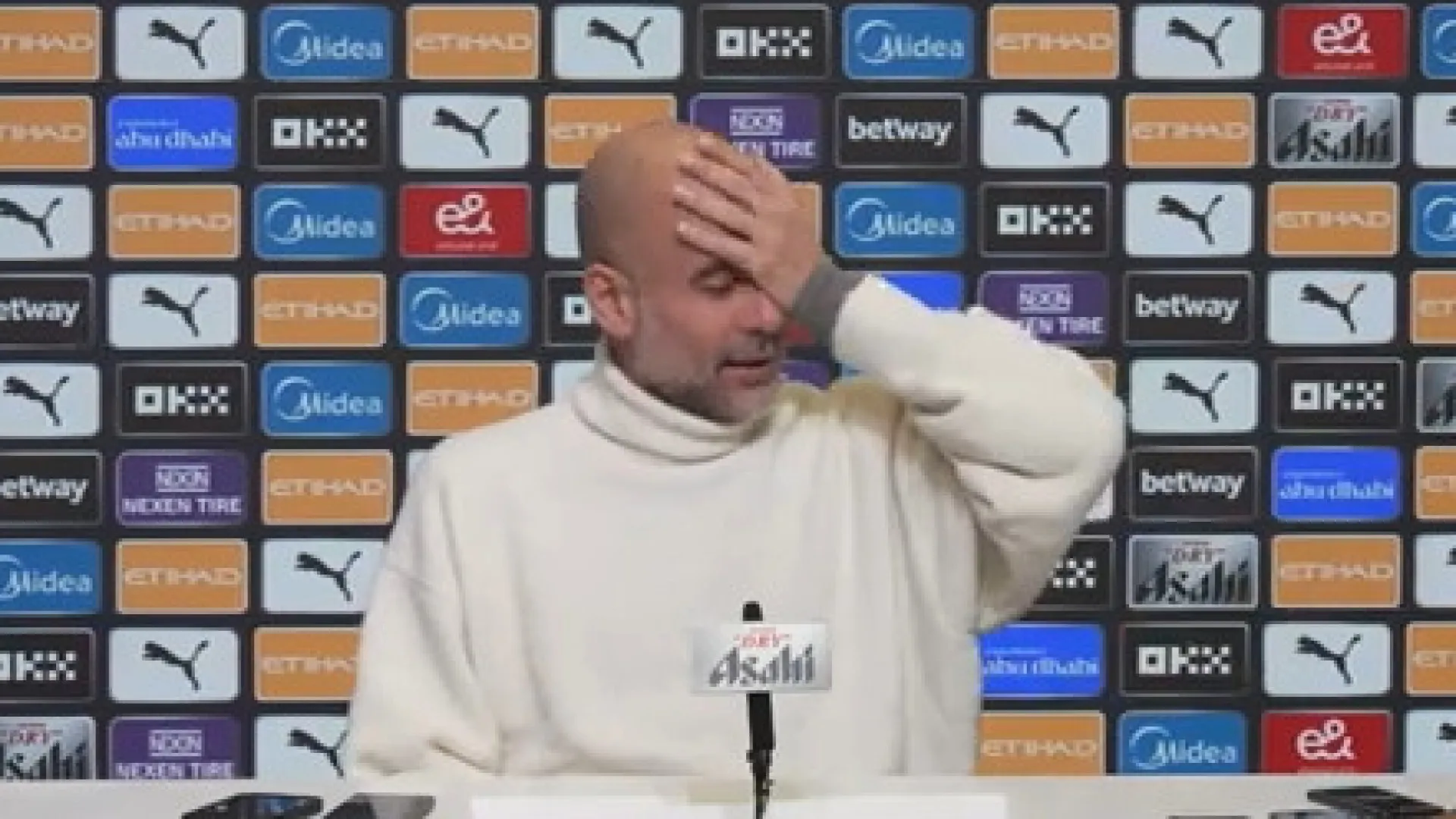 Guardiola ‘troca farpas’ com jornalista: “Tenho de ter cuidado…”