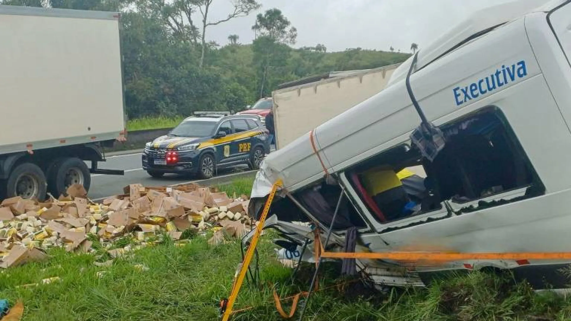 Seis morrem e 16 ficam feridos após carreta atingir van na BR-116 no Paraná