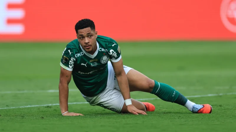 Palmeiras avisa mercado que não vende Vitor Roque agora, mas Copa é ameaça