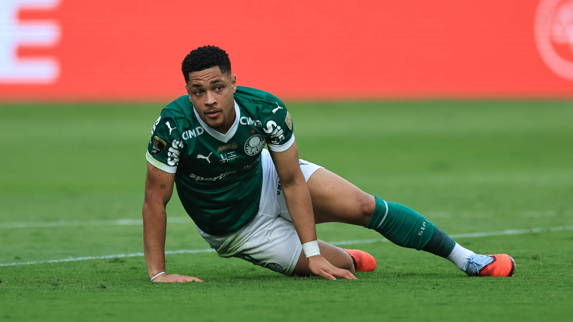 Palmeiras avisa mercado que não vende Vitor Roque agora, mas Copa é ameaça