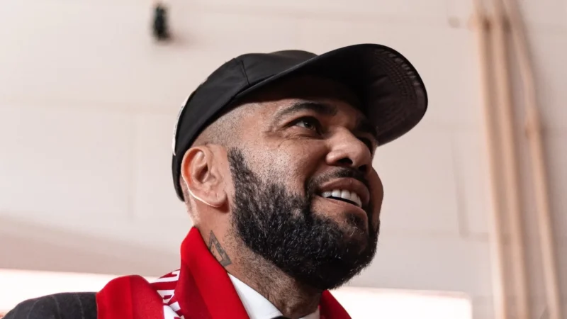 Dani Alves demite treinador 15 dias após comprar clube português