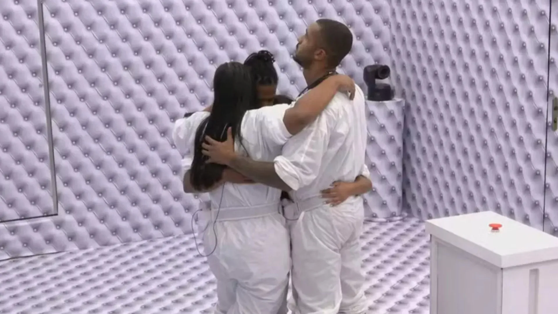 Clima esquenta após chegada de novos participantes e briga por camas no BBB 26