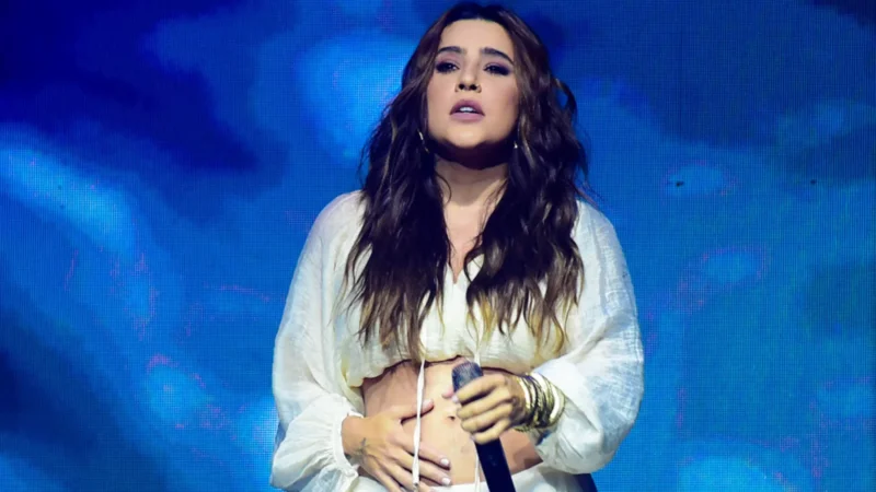 Lauana Prado anuncia gravidez em show e celebra maternidade