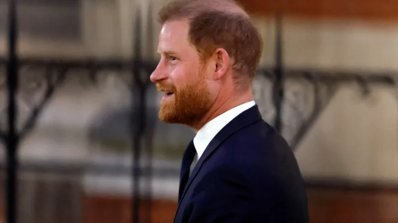 Príncipe Harry se emociona ao relatar perseguição da imprensa contra Meghan Markle