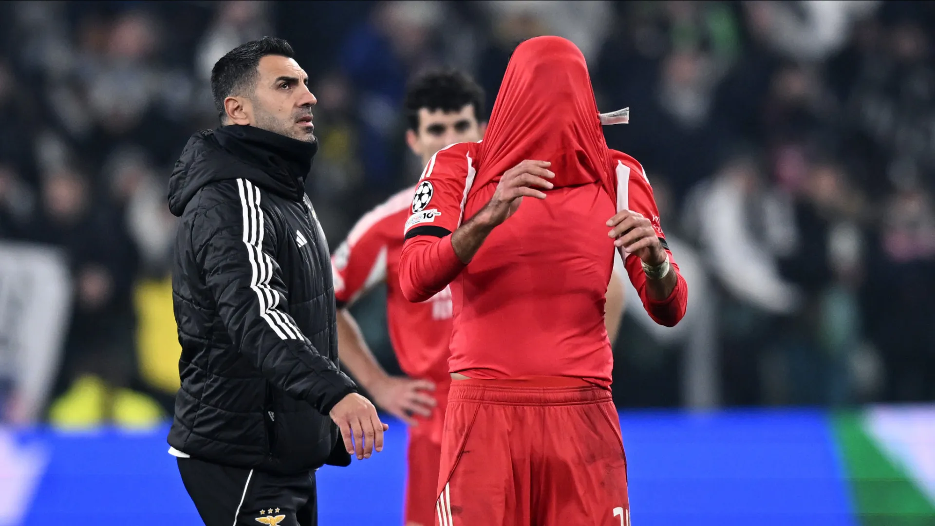 Pavlidis fica inconsolável após pênalti perdido e derrota do Benfica