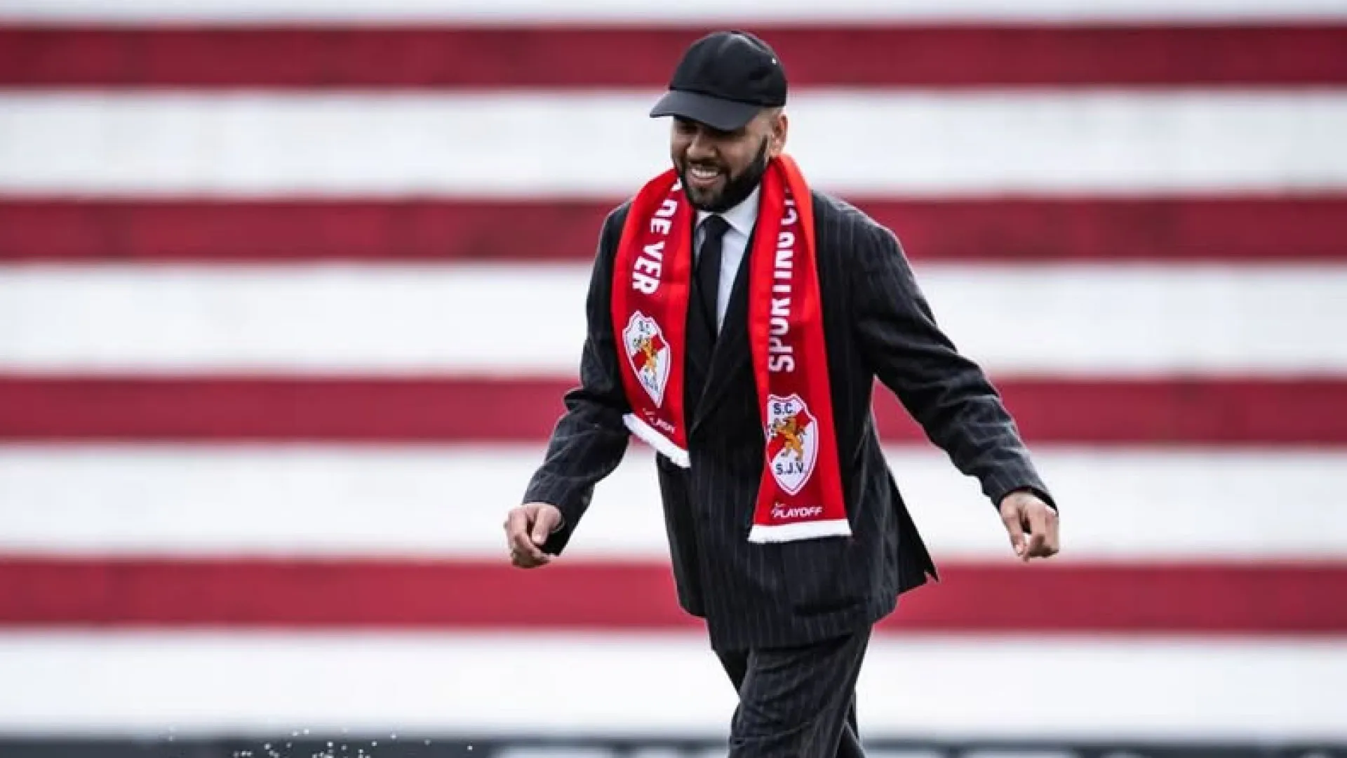 Após comprar clube, Dani Alves pondera retornar aos gramados em Portugal