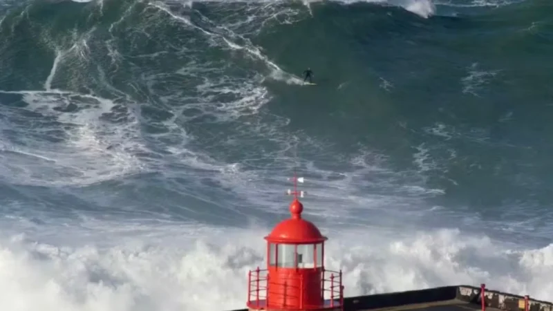 Brasileiro surfa onda de mais de 25 metros durante tempestade em Nazaré