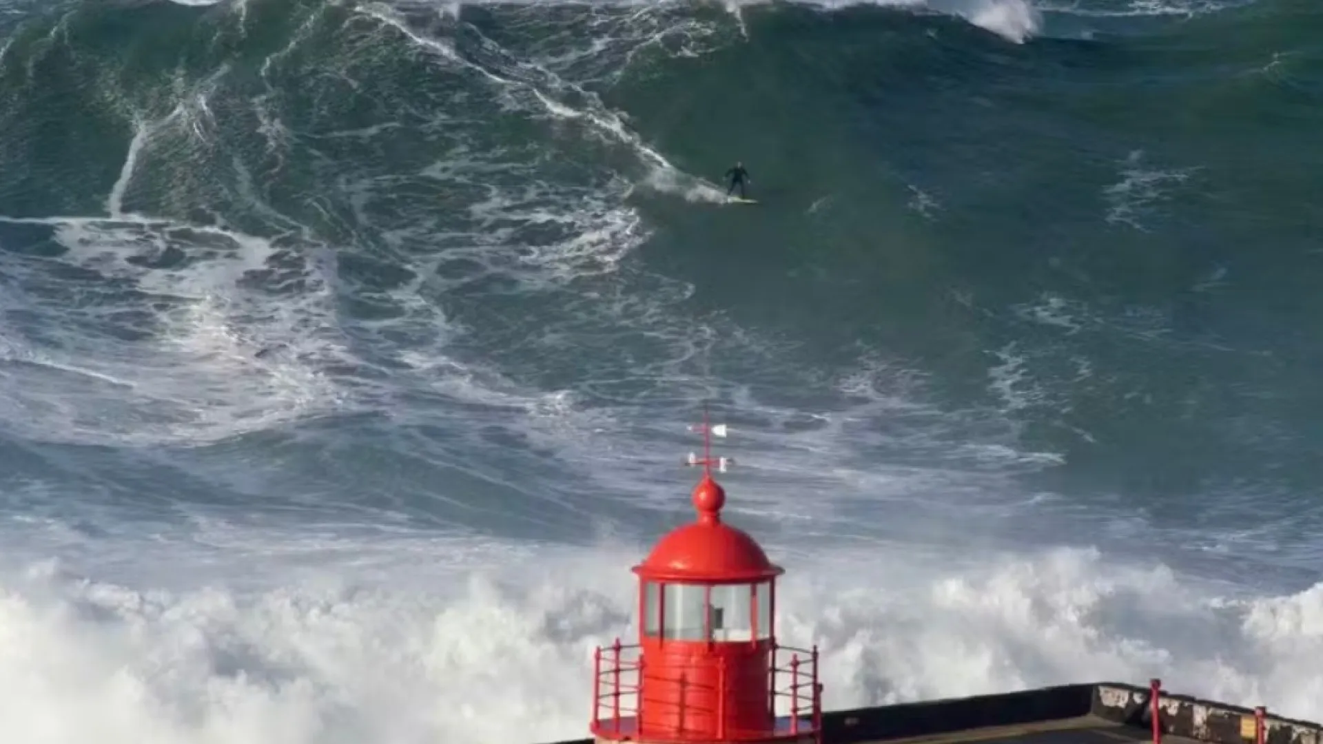 Brasileiro surfa onda de mais de 25 metros durante tempestade em Nazaré