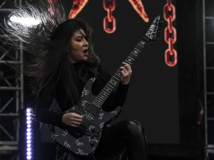 Guitarrista Jessica Falchi aposta no heavy metal instrumental em EP solo