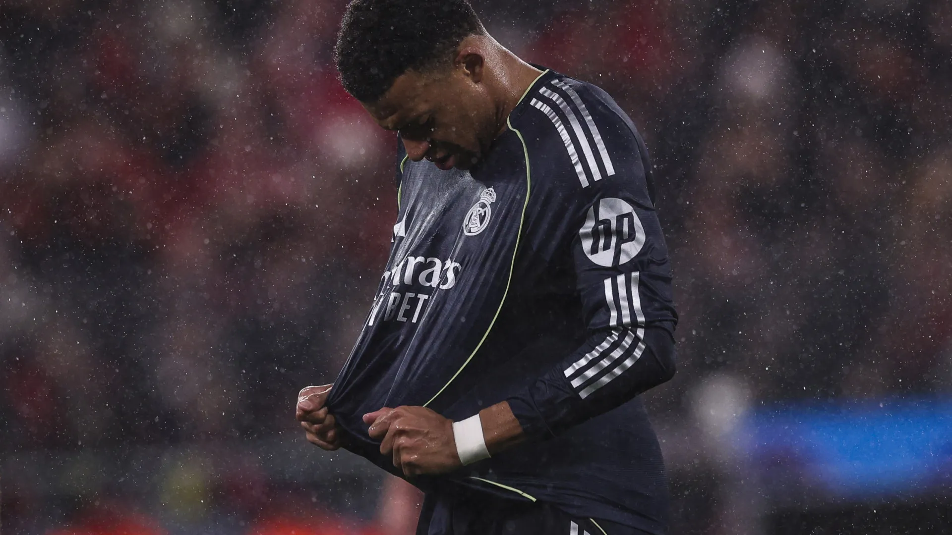 Mbappé dá murro na mesa após derrota contra Benfica: “Vergonha”