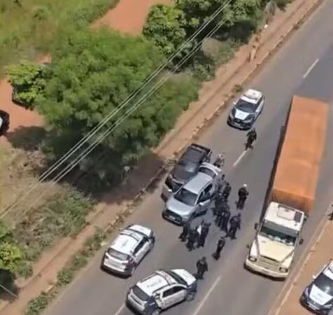 VÍDEO: Perseguição policial em avenida movimentada de Cuiabá termina com suspeito preso após roubo de carro