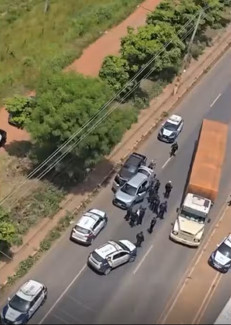 VÍDEO: Perseguição policial em avenida movimentada de Cuiabá termina com suspeito preso após roubo de carro