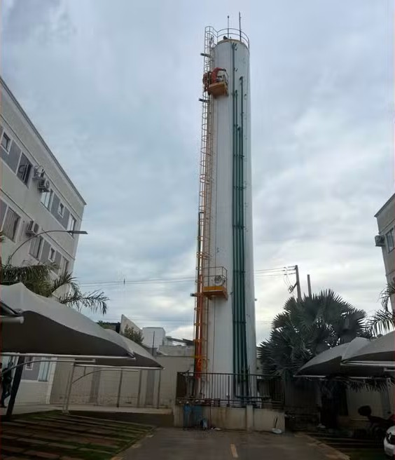 Trabalhador passa mal no topo de caixa d’água e é resgatado de helicóptero em Cuiabá