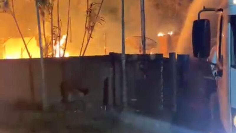 Ex-companheiro ameaça mulher e incendeia casa após rejeição