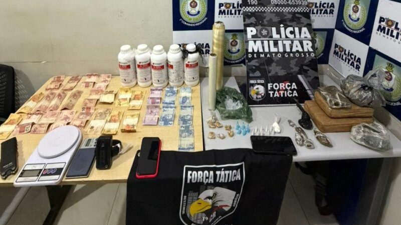 Força Tática prende dupla por tráfico e apreende drogas escondidas em terreno baldio