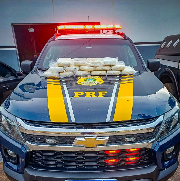 PRF intercepta ônibus e apreende mais de 25 kg de drogas na BR-070, em Poconé