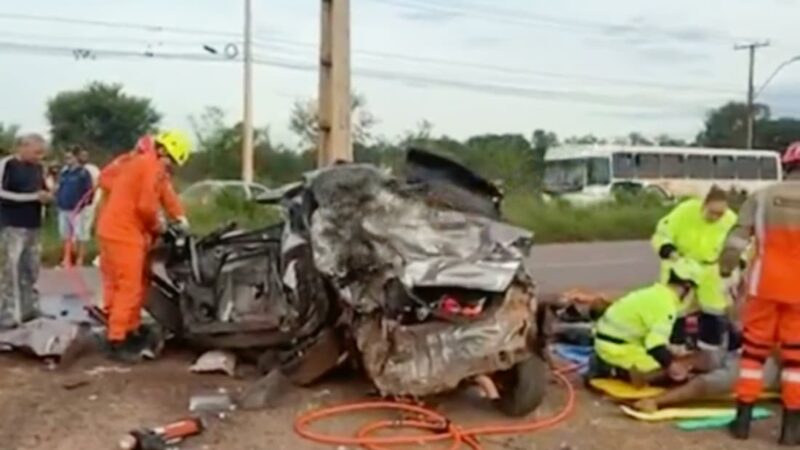 Grave colisão entre carro e caminhão na BR-163 deixa dois feridos em Sinop