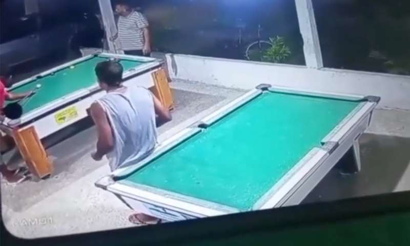 VÍDEO COM IMAGENS FORTES: Assessor parlamentar é executado a tiros dentro de bar na Bahia