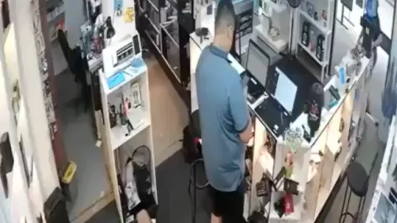 Tragédia durante assalto: empresário reage a tiros e esposa morre atingida por engano; vídeo mostra o momento