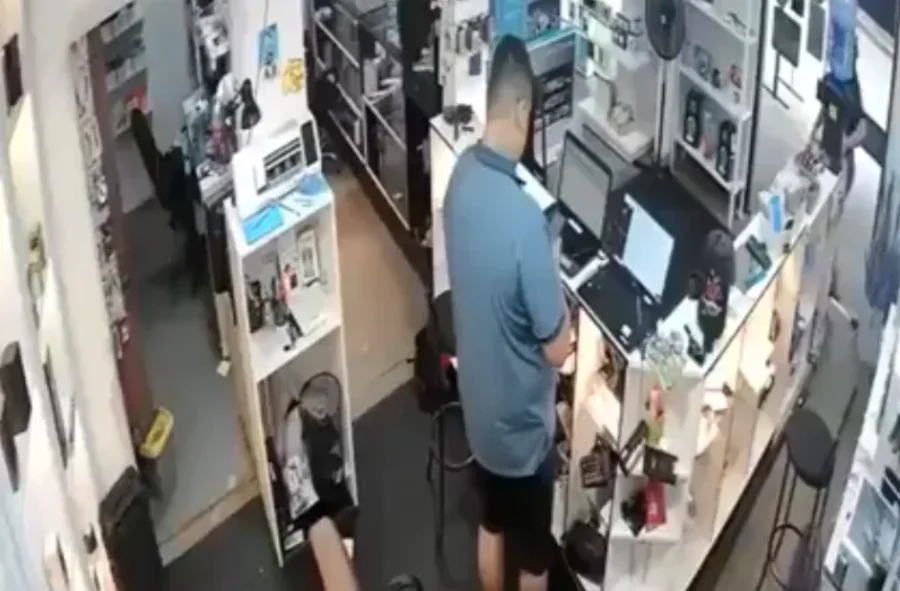 Tragédia durante assalto: empresário reage a tiros e esposa morre atingida por engano; vídeo mostra o momento