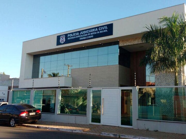 Polícia Civil prende homem flagrado por aliciar menor a entrar em carro e passar a mão nas partes íntimas dele, em Várzea Grande