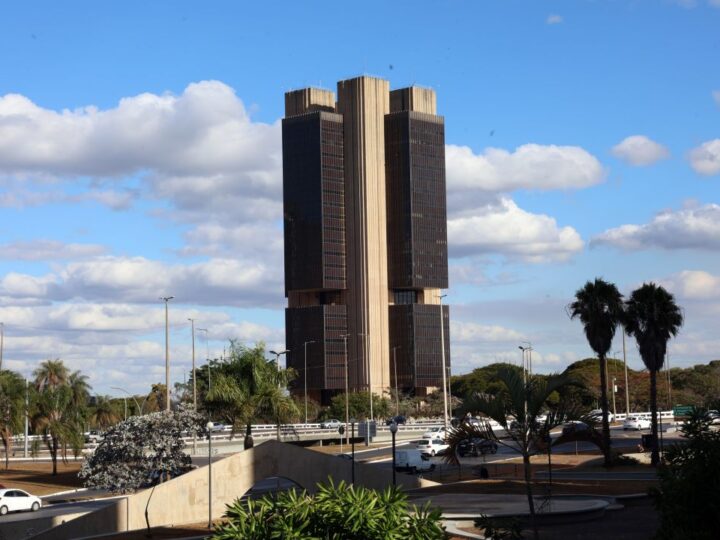 Atividade econômica recua 0,2% em dezembro