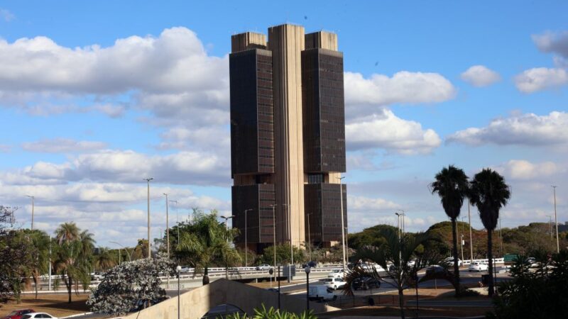 Atividade econômica recua 0,2% em dezembro