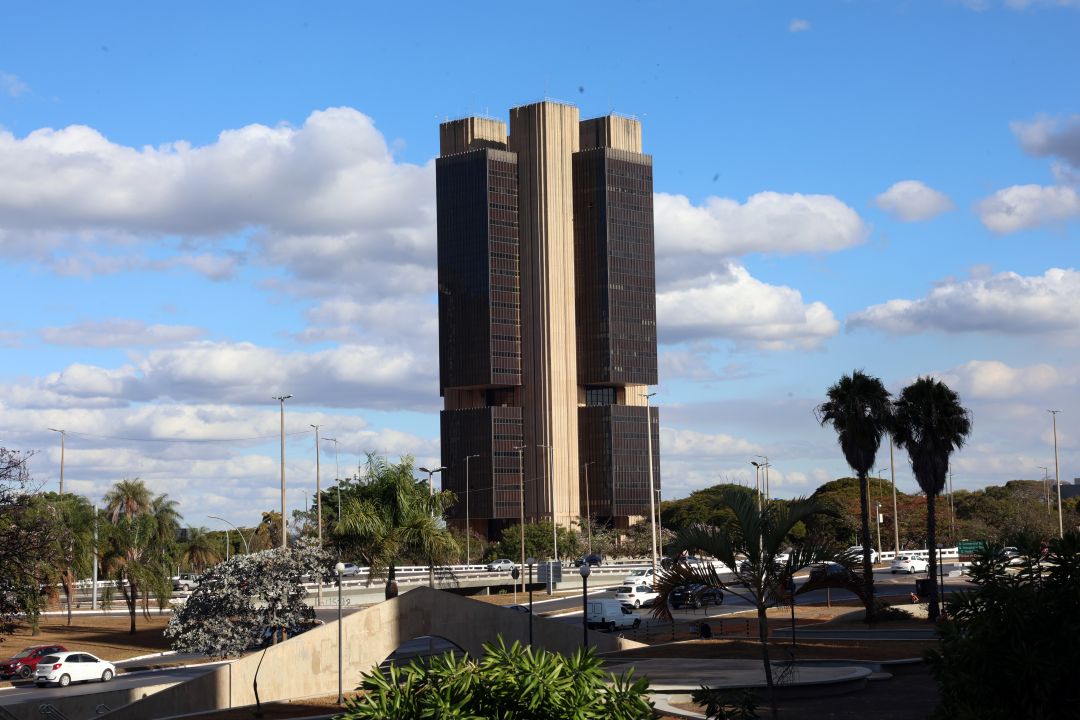 Atividade econômica recua 0,2% em dezembro