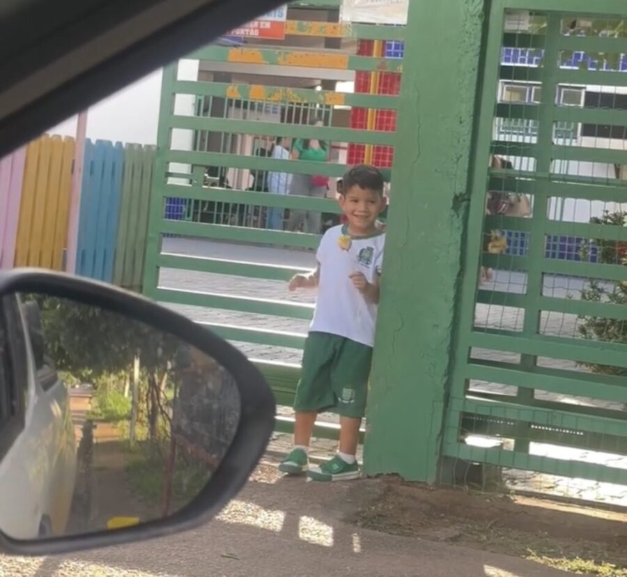 “Amor de escola”: menino de 5 anos emociona ao preparar rosa para coleguinha em Sinop – veja vídeo;