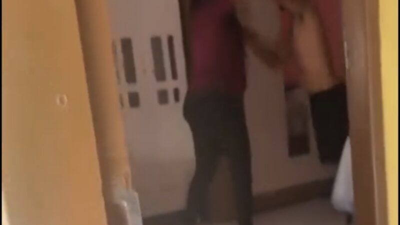 Flagra explosivo: mulher chega mais cedo e encontra suposta amante escondida debaixo da cama — veja vídeo