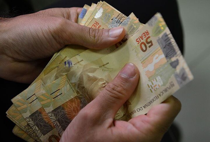 Renda domiciliar per capita mensal foi de R$ 2.316 no Brasil em 2025