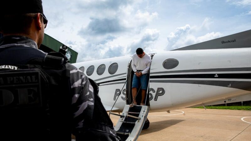 Acusado de matar sargento da PM em 2024 é recambiado do Rio e chega sob forte escolta a Cuiabá