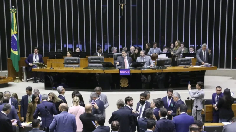 Projetos para limitar supersalários seguem travados no Congresso após decisão de Flávio Dino