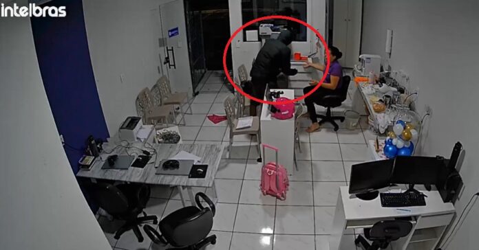 Câmeras flagram assalto a escritório com mãe e filho em Sorriso; Veja