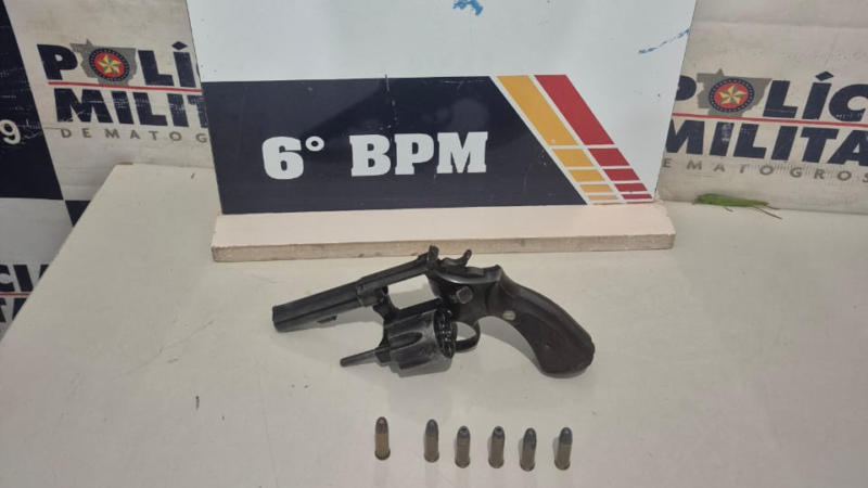 Homem é preso com revólver durante festa