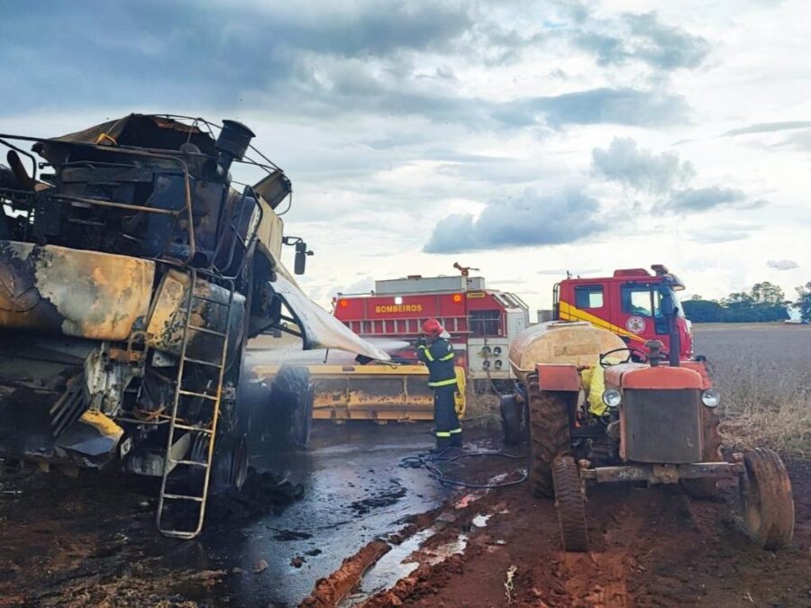 Bombeiros combatem incêndios em colheitadeira e carro em duas regiões de MT